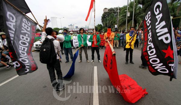 Mahasiswa Turun Ke Jalan Suarakan Penolakan Kenaikan Tarif BBM