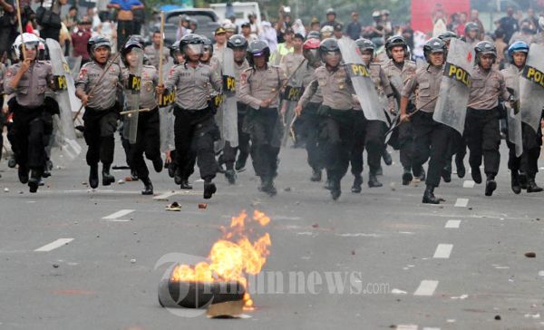 Polisi Kejar Pengunjuk Rasa