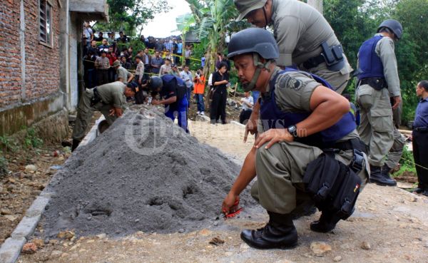 Menyisiri Area Ledakan Bom Low Explosif