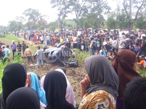 11 Orang dalam Mobil Tewas Ditabrak KA Pasundan