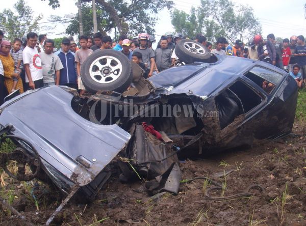 KA Pasundan Tabrak Mobil 11 tewas