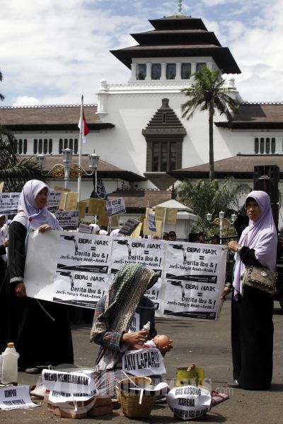 Unjuk Rasa Muslimah HTI Bandung Tolak Kenaikan BBM