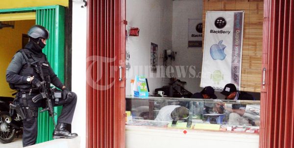 Densus Gleda Gerai Ponsel CP diduga Teroris