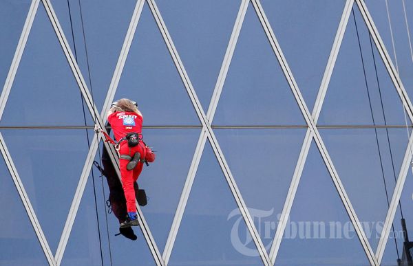 Alain Robert Beraksi di Wisma Bakrie