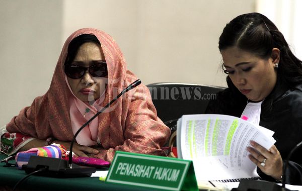 Nunun Memakai Kacamata Hitam dalam Sidang