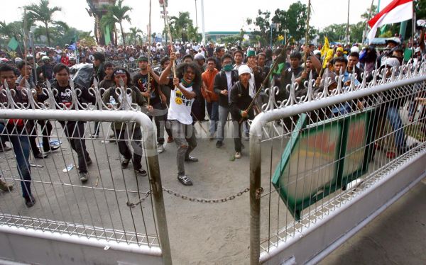 TOLAK Kenaikan Harga BBM Di Medan Rusuh