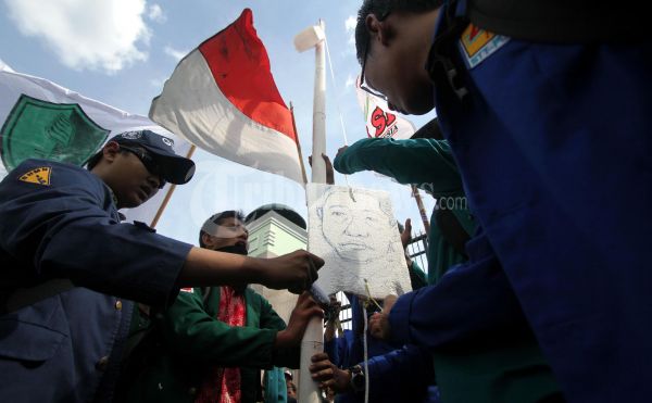BEM SI Unjuk Rasa di DPR RI