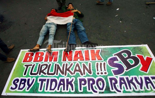Mahasiswa Demo Tidur di Jalan Raya