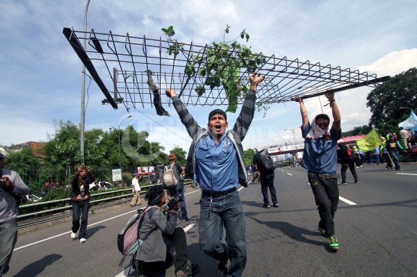 Massa Jebol Pagar Pembatas Tol