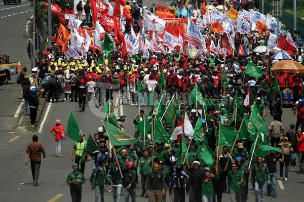 Ribuan Massa Datangi DPR RI