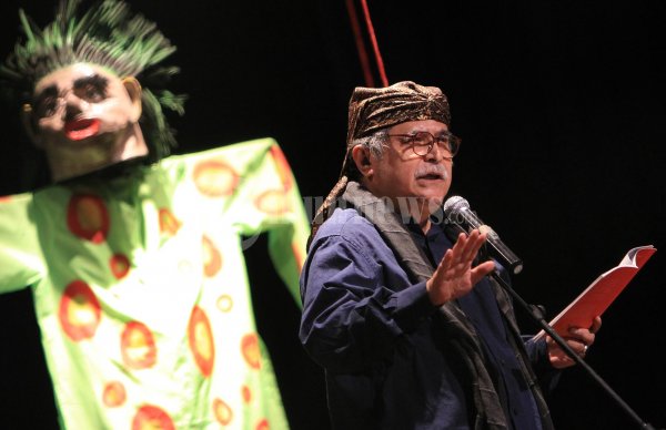 Slamet Rahardjo Djarot membacakan puisi berjudul Dendang Perawan pada acara Peluncuran Buku dan Pembacaan Puisi Film di Gedung Kesenian Sunan Ambu STSI, Jalan Buahbatu, Kota Bandung, Minggu (1/4/2012). Buku yang berisi 25 puisi karya 25 penyair ini diluncurkan dalam rangka 25 tahun Festival Film Bandung. 