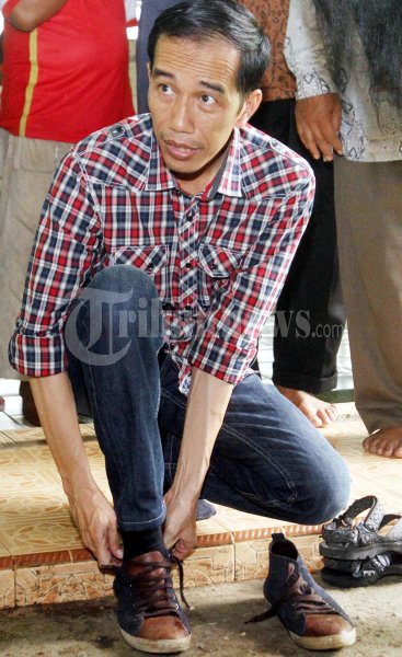 Jokowi Pakai sepatu usai Sholat