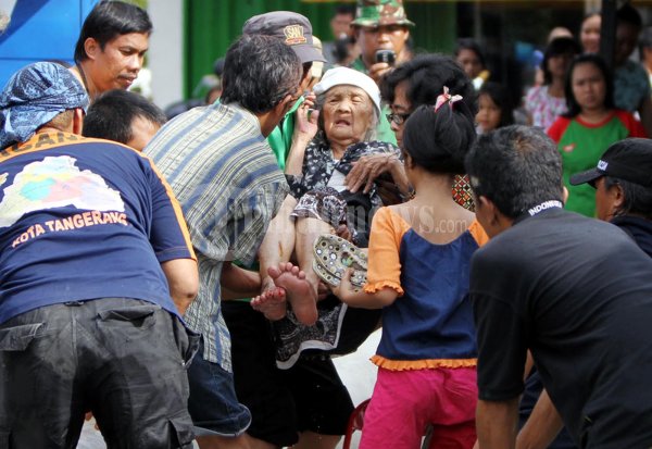 Evakuasi Nenek Dikirim Kerumah Sakit