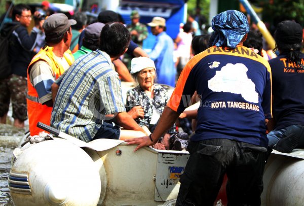 Evakuasi Nenek Ke Posko Banjir