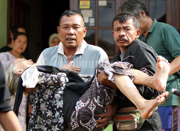 Evakuasi Nenek Korban Banjir
