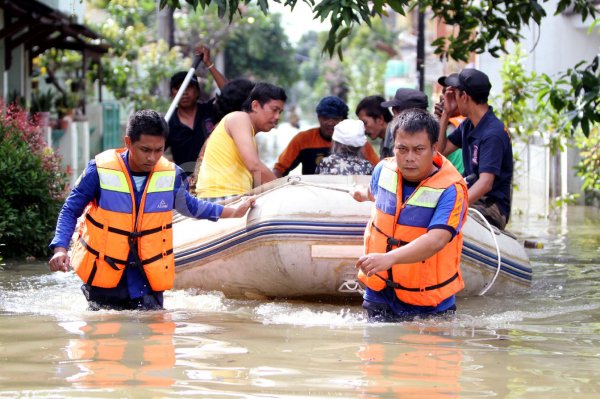 Evakuasi Nenek Pakai Perahu Karet
