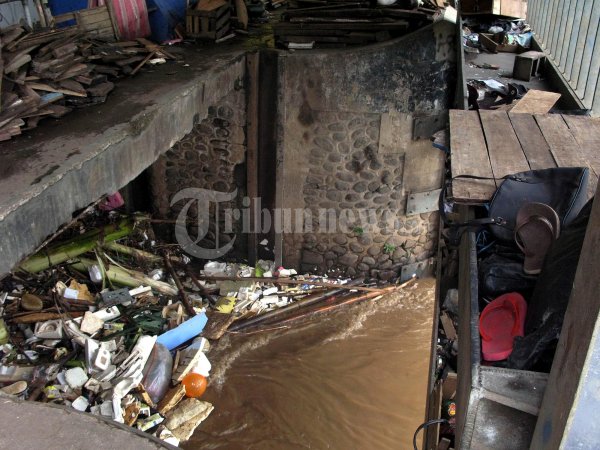 Pintu Air Manggarai Tertutup Sampah