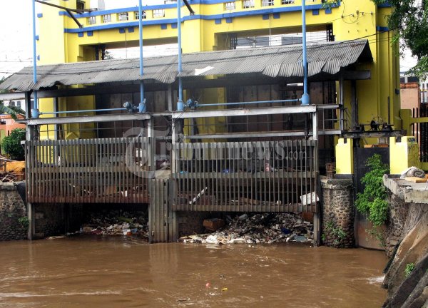Sampah Tutupi Pintu Air
