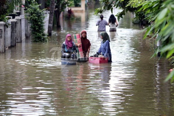 Warga Menyelamatkan Barang Berharga