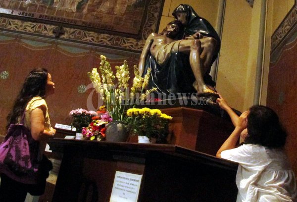 Berdoa Di Depan Patung Yesus Dan Bunda Maria