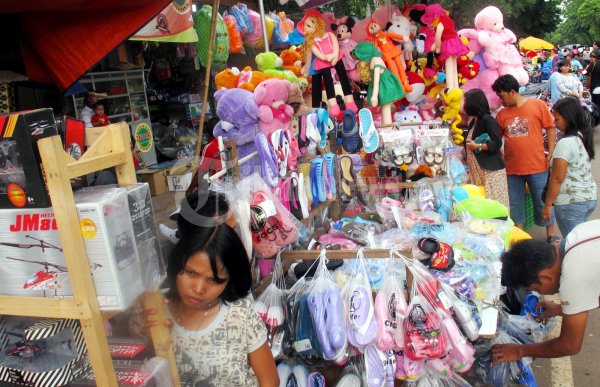 Penjual Mainan Di Pasar Prumpung