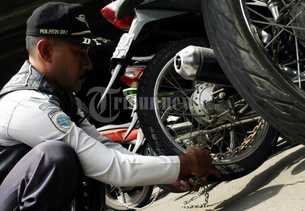 Dishub Rantai Motor Parkir Sembarangan