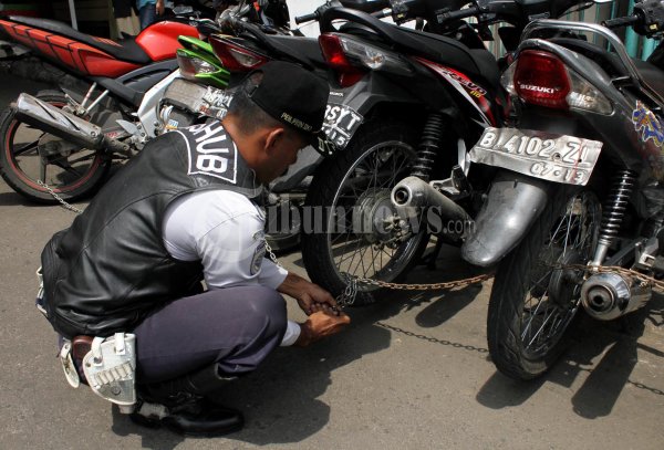 Rantai Motor Parkir Sembarangan
