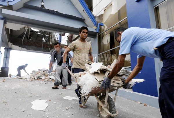 Gempa meruntuhkan Kantor Taspen