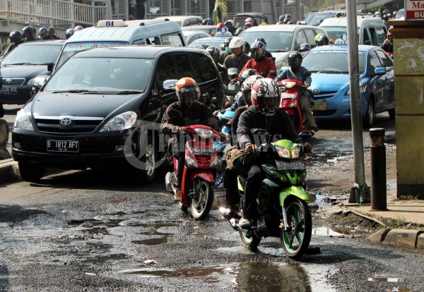 Hindari Jalan Rusak Di Matraman