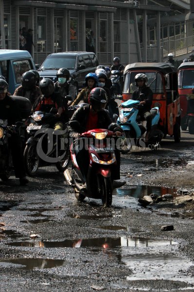 Mencoba Hindari Jalan Rusak