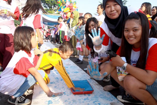 Warga Lampung Cat Telapak Tangan