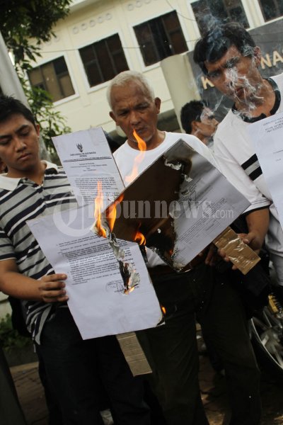 Bakar Surat Rekomendasi
