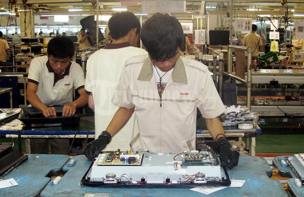 Karyawan Merakit TV Toshiba