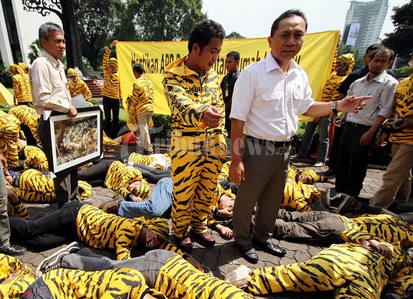 Menhut Zulkifli Hasan Bersama Pendemo Green Peace