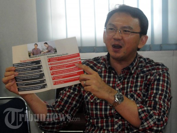 Ahok Tunjukan Poster