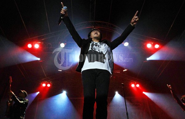 Ari Lasso Konser di Rolling Stones Cafe