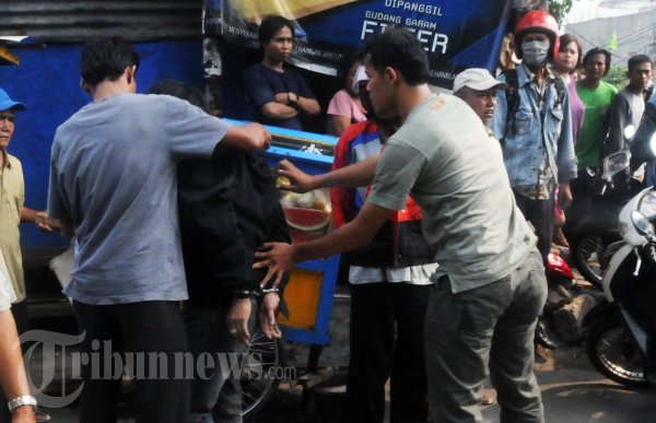 Masyarakat Saksikan Penangkapan Bandar Narkoba