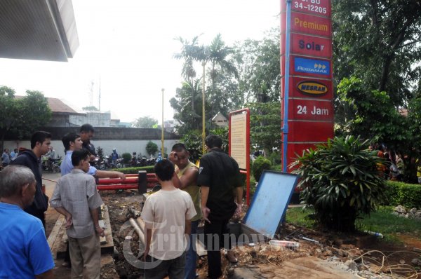 Warga Melihat Asal Ledakan SPBU Palmerah Yang Menewaskan Saimin