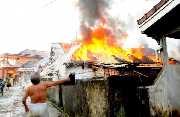 Api Bakar Bedeng Warga