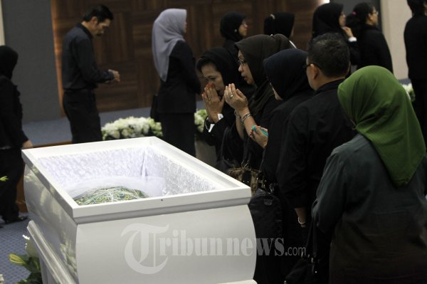 Para Pelayat Berdoa Didepan Peti Jenazah Alm Menkes
