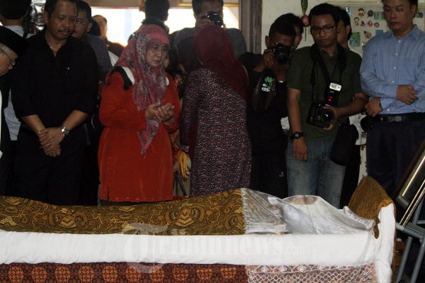 Para Pelayat Mendoakan Jenazah Alm Menteri Kesehatan Endang Raha