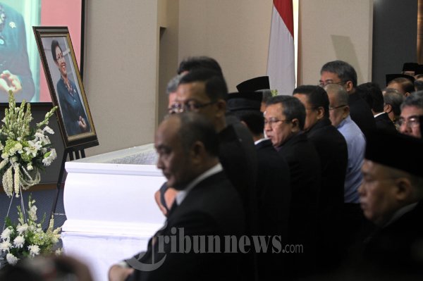 Pelayat Melakukan Sholat Jenazah Menkes