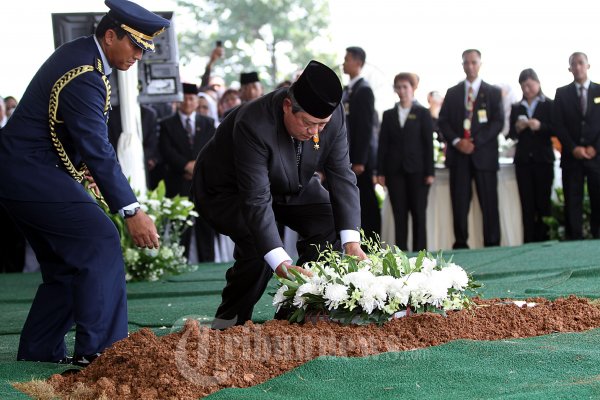 SBY Meletakkan Karangan Bunga Dipusaran Makam Alm Menkes