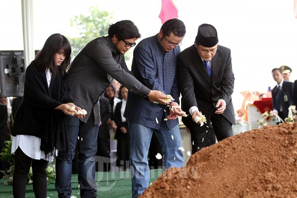 Suami Dan Anak Alm Menkes Menabur Bunga Dipusaran