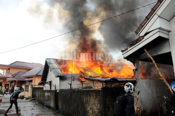 Warga Padamkan Kebakaran