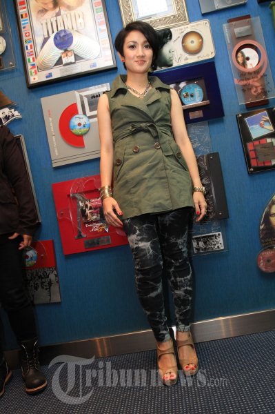 Melly Vokalis Personil SHE