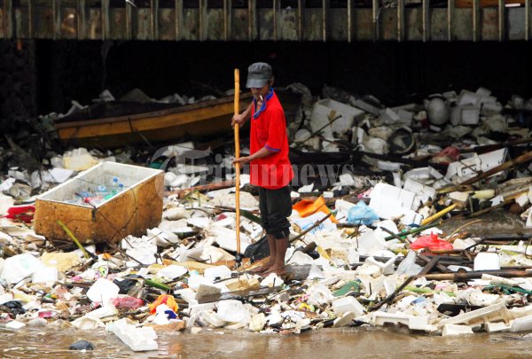 Sampah Menumpuk Di Pintu Air Manggarai