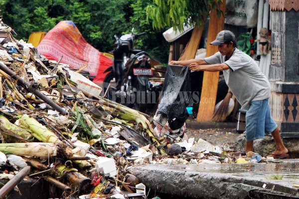 Warga Buang Sampah Sembarangan