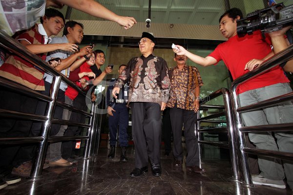 KPK Periksa Ketua Komisi X Mahyudin