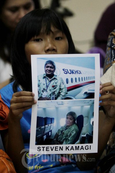 Putri Steven Kamagi Membawa Foto Menunggu Evakuasi